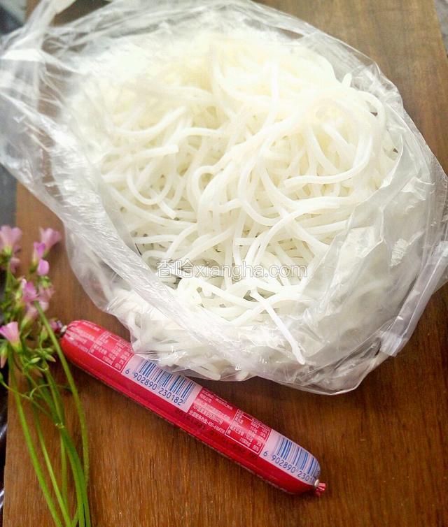准备材料:桂林米粉，火腿肠