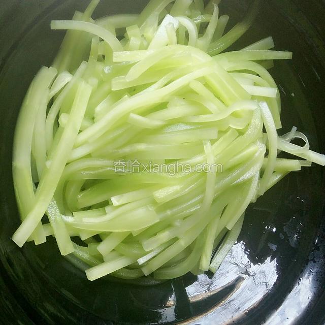 腌好的莴笋丝，挤去水分