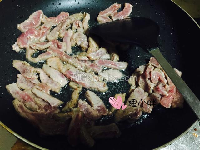 锅内入少量油，下入腌制好的牛柳划至断生