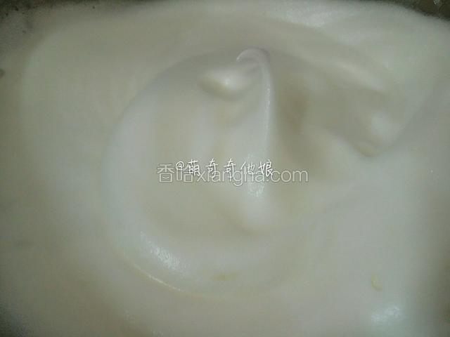 蛋白用电动打蛋器打发，分三次加入白糖，打发至提起蛋抽呈弯曲状即可，打发好的蛋白应该是细腻有光泽的。
白糖分三次加入，第一次是粗泡状态，第二次是细腻泡沫状态，第三次是出现明显纹路状态时加入。
与戚风蛋糕制作一致！