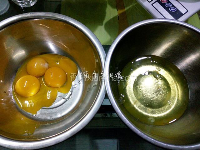 鸡蛋分离蛋清蛋黄。盛蛋清的容器要无水无油且不能混入蛋黄。
低粉提前过筛两次备用。