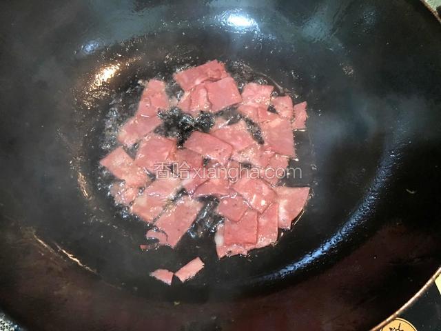 起油锅，放少量油，下培根片翻炒
