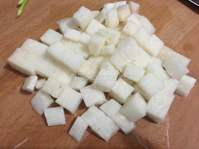 把山药去皮洗干净切丁。