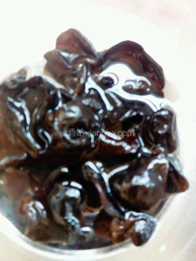 凉水泡发木耳