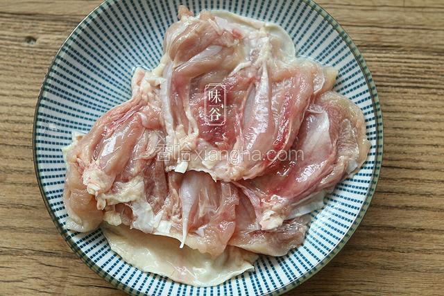 鸡腿去骨后 ，在肉那一面轻轻的横切几条痕。