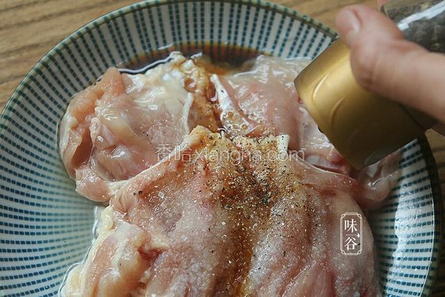 洒入适量黑胡椒粉，用手抓匀，腌制1个小时。