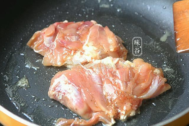 锅内热油，放入几片姜，把鸡肉放入，皮面朝下。中小火煎至用筷子能轻松扎透。