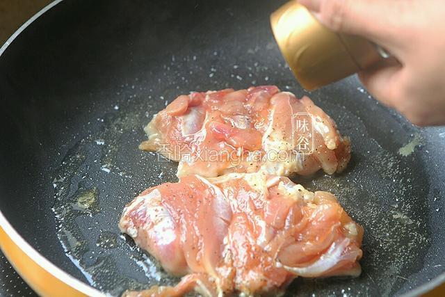 再洒上少许黑胡椒粉。