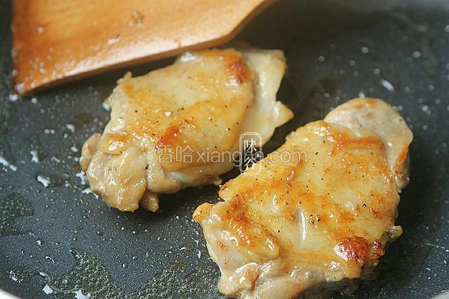 皮面煎至金黄后，翻过来继续煎至鸡肉熟透，保持中小火，以免煎焦了。