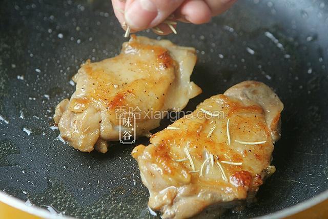 最后洒上少许迷迭香在表面 ，。小火，盖上盖子焖30秒即可