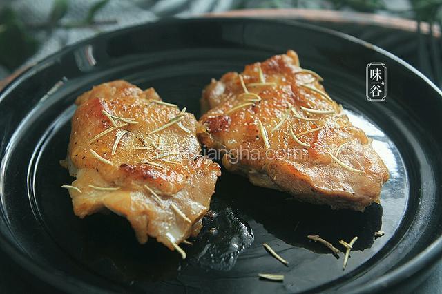 香喷喷的鸡扒做好啦……