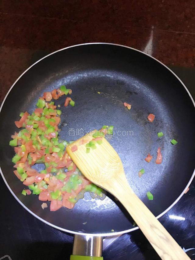 放入煎锅小火炒软炒出水分。