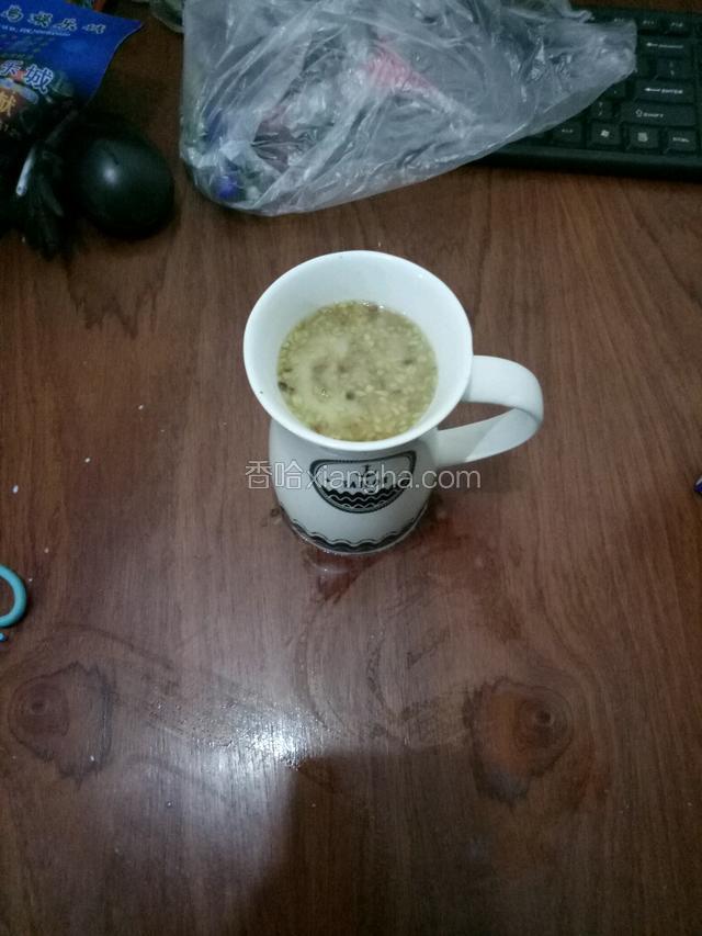 倒入纯牛奶。