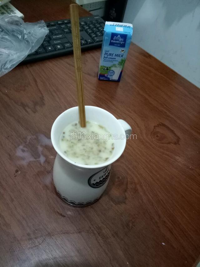 均匀搅拌。(觉得比较淡的可以加点糖)