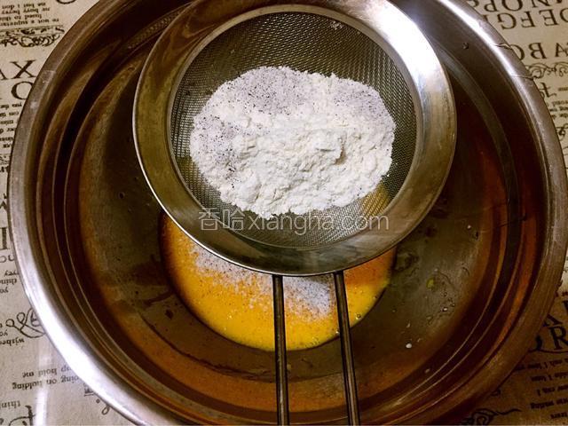 低筋面粉和咖啡粉混合筛入，分两次筛入，每次拌匀再筛入下一次