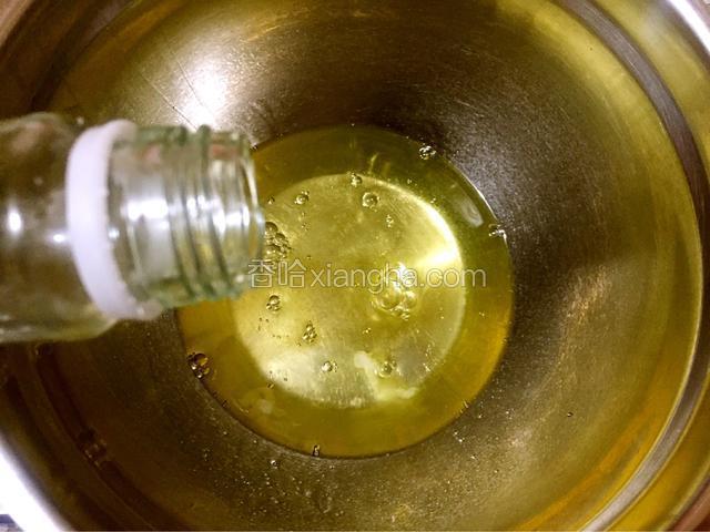 蛋清加入白醋，打至粗泡