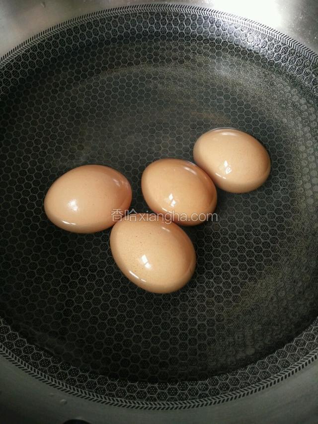 鸡蛋放锅里煮熟