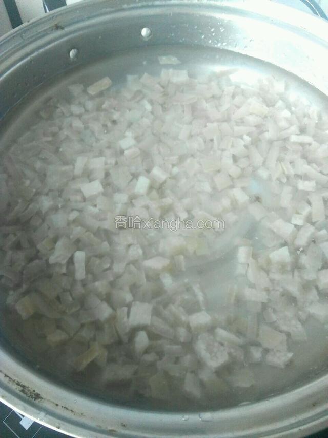 在用水煮1一2小时，1碗肉皮3碗水，等水开去除浮沫，再小火靠。
