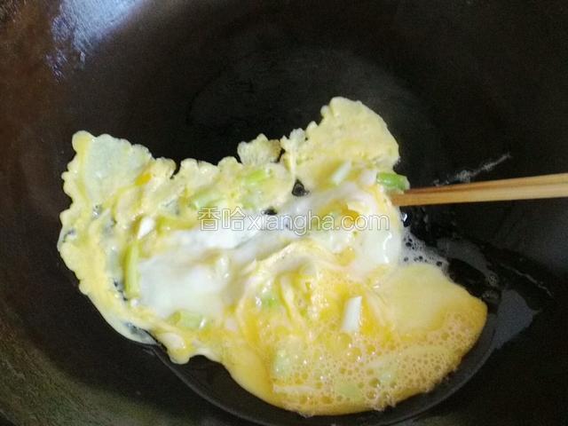 中火摊鸡蛋。