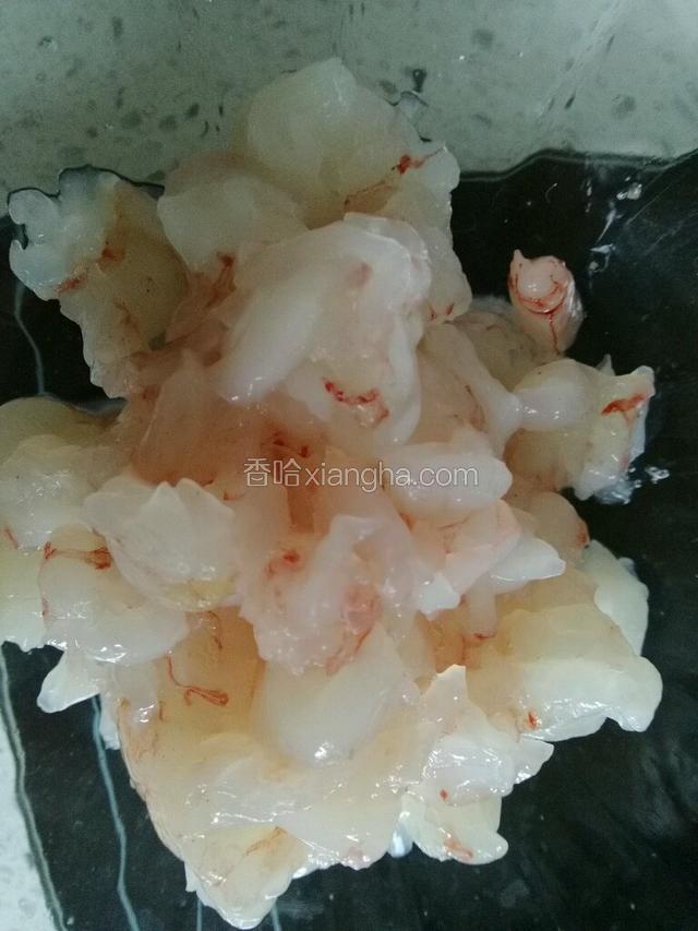 虾仁焯一下水，剁碎。