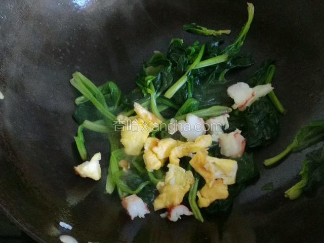 加入鸡蛋，继续煸炒，两分钟即可出锅。