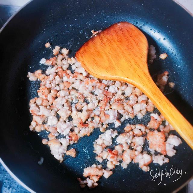另起锅热油放姜末爆香倒肉末翻炒均匀加开水煮4分钟左右