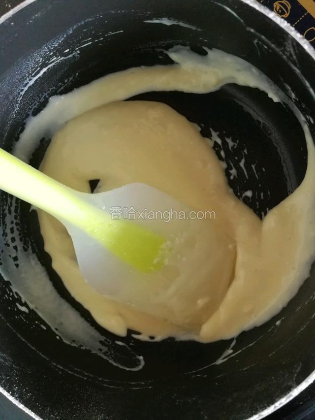 倒入筛好的面粉，拌匀成面团。
再次开小火不断翻拌面团，直到锅底出现面糊薄膜后关火。