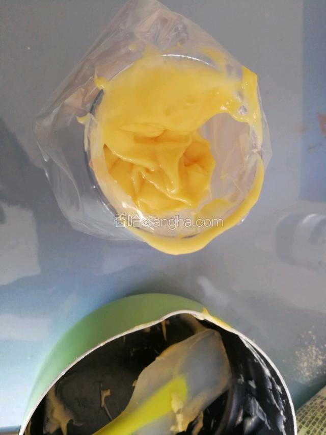 将泡芙液装入裱花袋中，裱花袋前端剪1cm直径开口