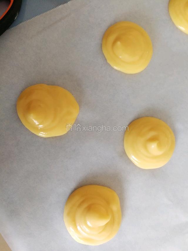 在烤盘上挤出直径约4cm的面糊