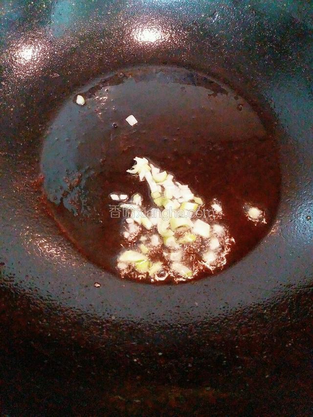 锅中放油 葱炝锅