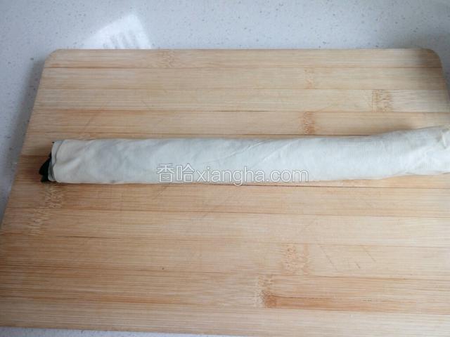 顺势卷成卷。