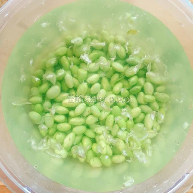 将剥好的毛豆放在水中浸泡 ，用手轻轻揉搓，将白皮去除
