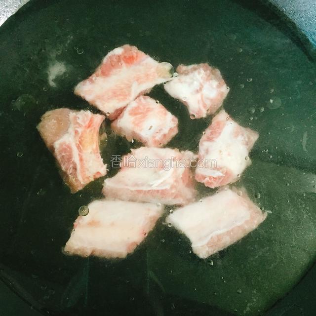 排骨凉水下锅焯水，倒入适量料酒。水开，出血沫即可盛出
