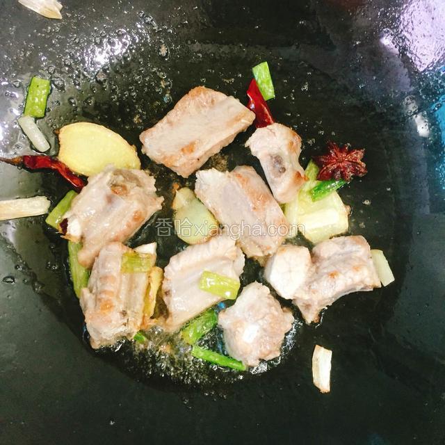爆香后放入排骨煸炒至两面焦黄出油