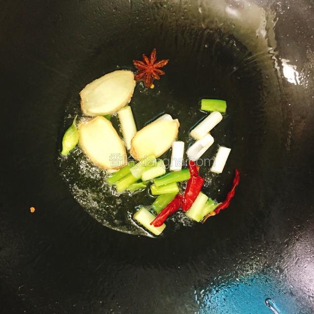 放入适量食用油，热油爆香配料