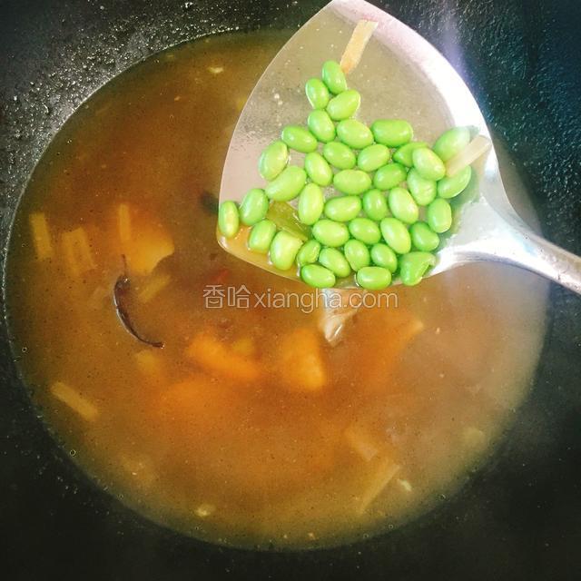 排骨炖20分钟后放入洗净的青豆，同时加入盐、冰糖，一起焖制10分钟，大火收汁即可