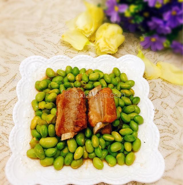 一道营养丰富的青豆排骨就可以享用啦！