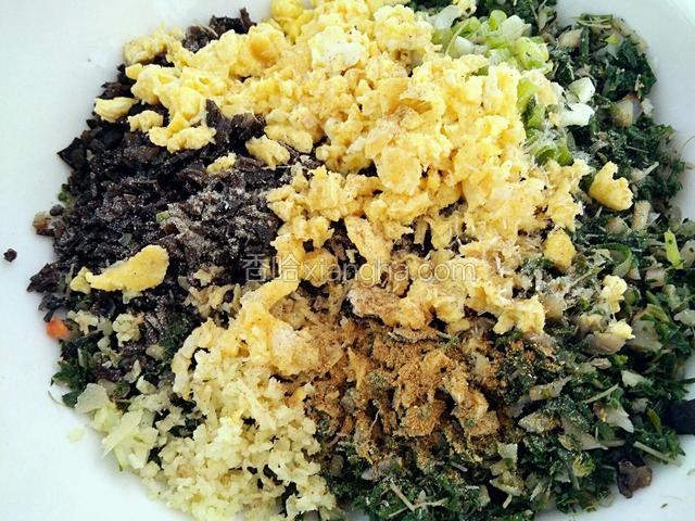 鸡蛋放凉以后，将荠菜末，木耳和姜末葱末一起放入大碗中加入调料。