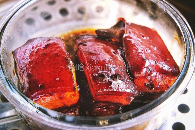 放入蒸锅，大火蒸20分钟再闷10分钟，即可
(蒸肉的作用是让肉入口即化，颜色更透亮，把油蒸出来，没有耐心可以省略，但成品会有点腻)