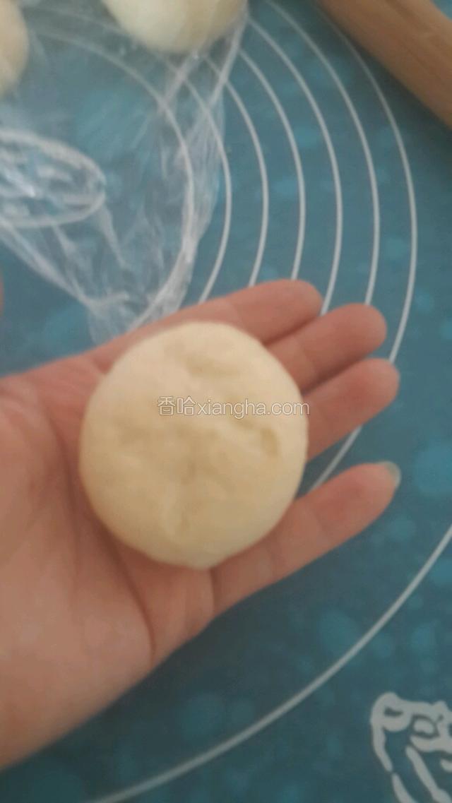 捏紧收口，依次做好其余8个。