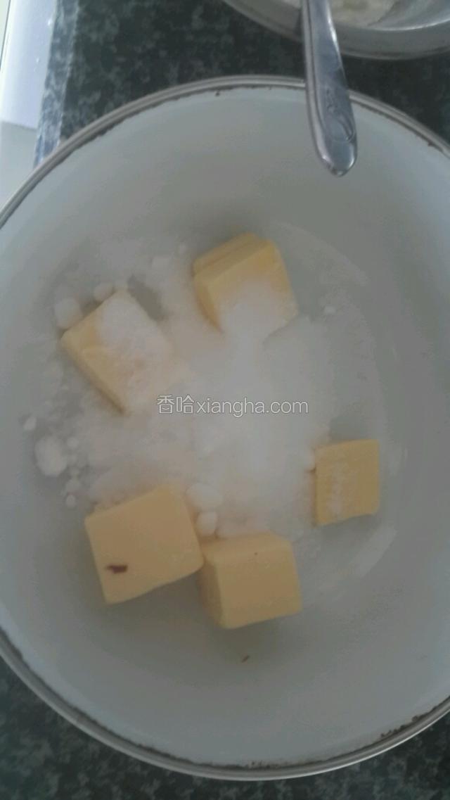 等待面团发酵的时间里，准备墨西哥面糊，室温软化的黄油加入糖粉和盐。