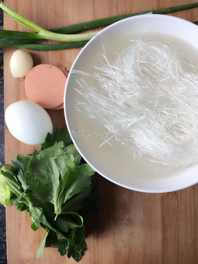 准备好食材，芹菜叶和葱洗干净。粉丝泡水。