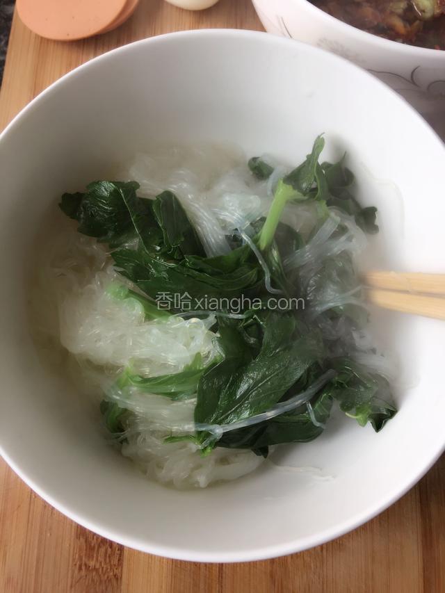 锅中烧水煮熟粉丝和芹菜叶，过水后另起一碗捞出备用。