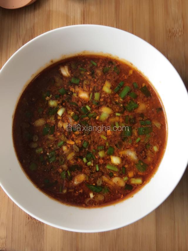 再起一锅重新烧开水(用鸡汤或者骨汤更好)，将烧好的水倒入调料碗里。