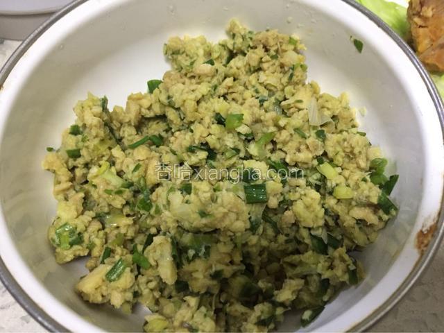 肉沫（加了葱和鸡蛋料酒盐等腌制的成品）