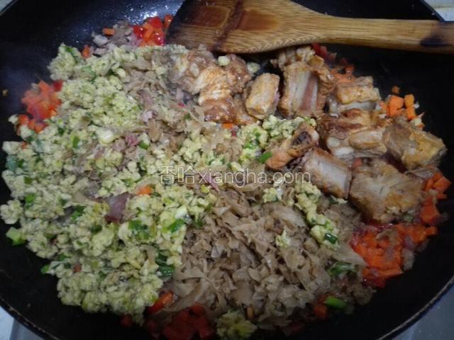 锅里放油烧开把排骨，外婆菜，肉沫，胡萝卜，腊肉，红椒放到一起炒2分钟。