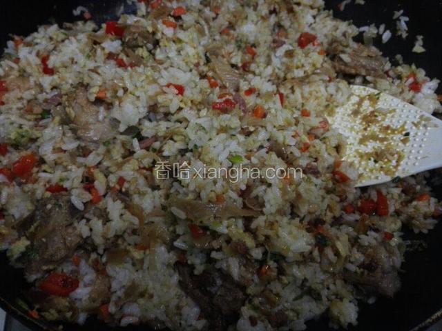 加入米饭继续翻炒2分钟，加入酱油