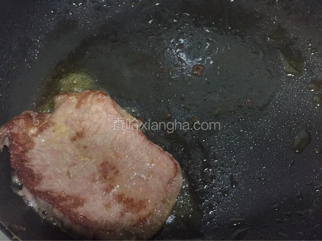 牛扒用黄油或牛油煎好剪成块状