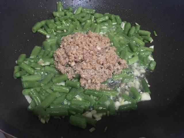 放入豆角和肉沫炒2-3分钟。