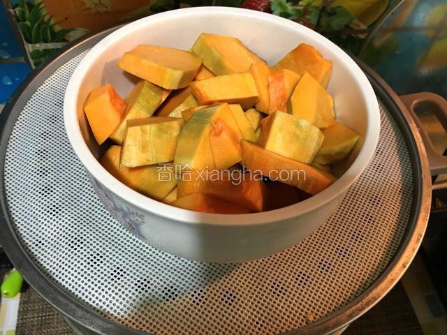 南瓜去皮洗净切成小块放入蒸锅蒸熟
